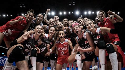 Kadınlar Voleybol Süper Lig'de Liderlik Savaşı: Favori Belli mi?